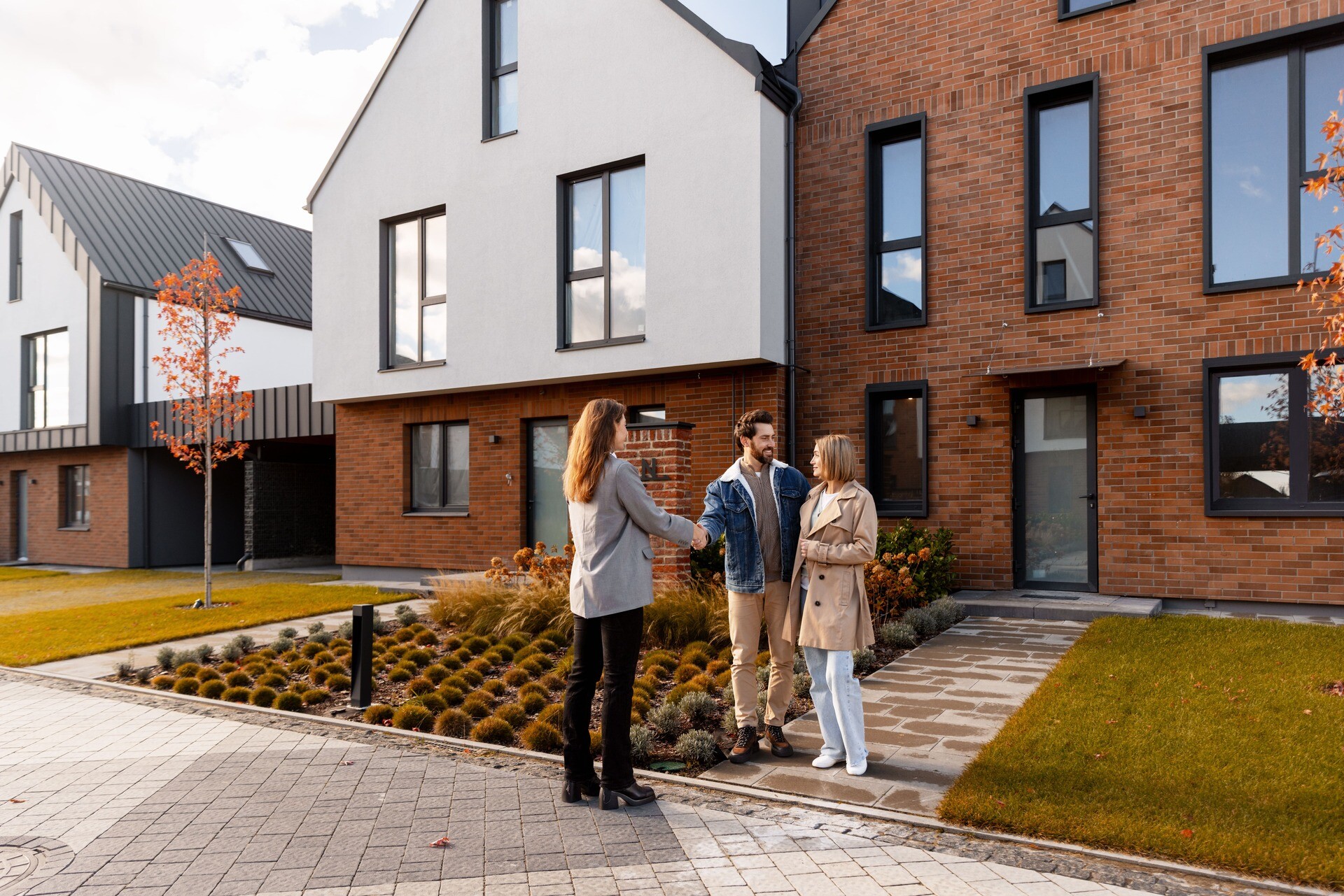 Immobilienmakler berät zwei Kunden