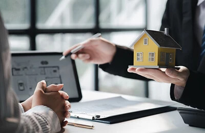 Ein Makler berät einen Kunden bei der Immobilienbewertung in Homburg