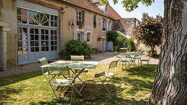 Der sonnige Garten eines Ferienhauses in Frankreich