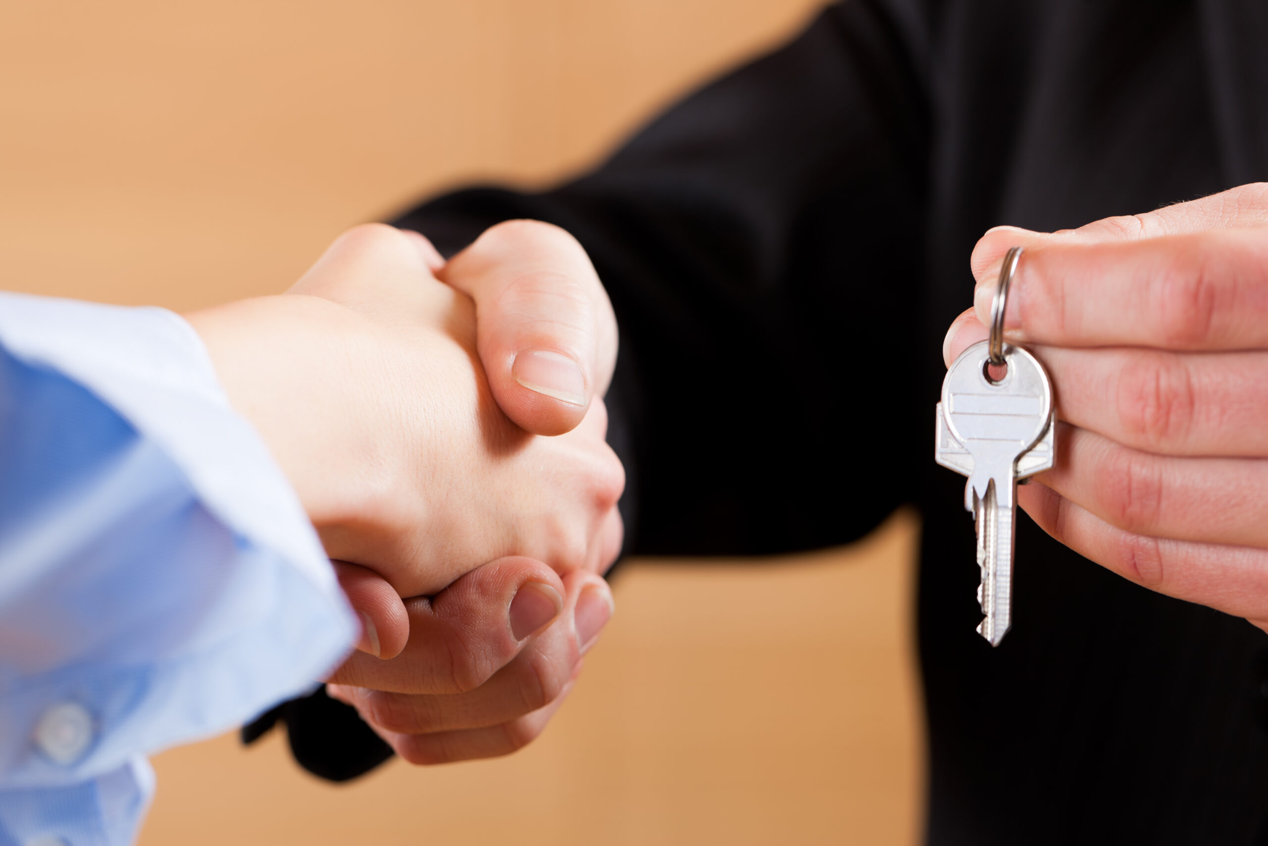 Schlüsselübergabe mit Handschlag