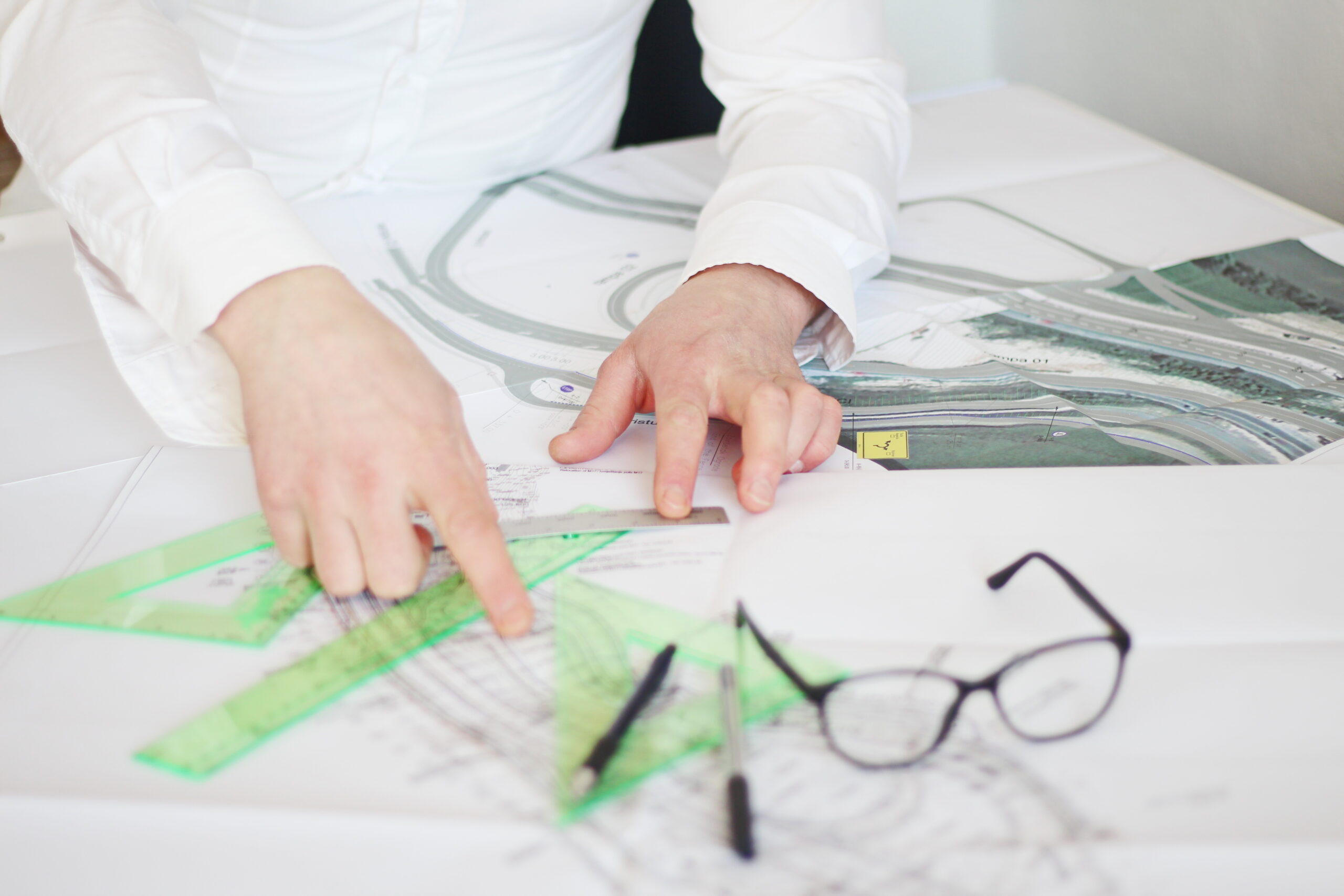 Kartenmaterial und Grundrisse auf Schreibtisch