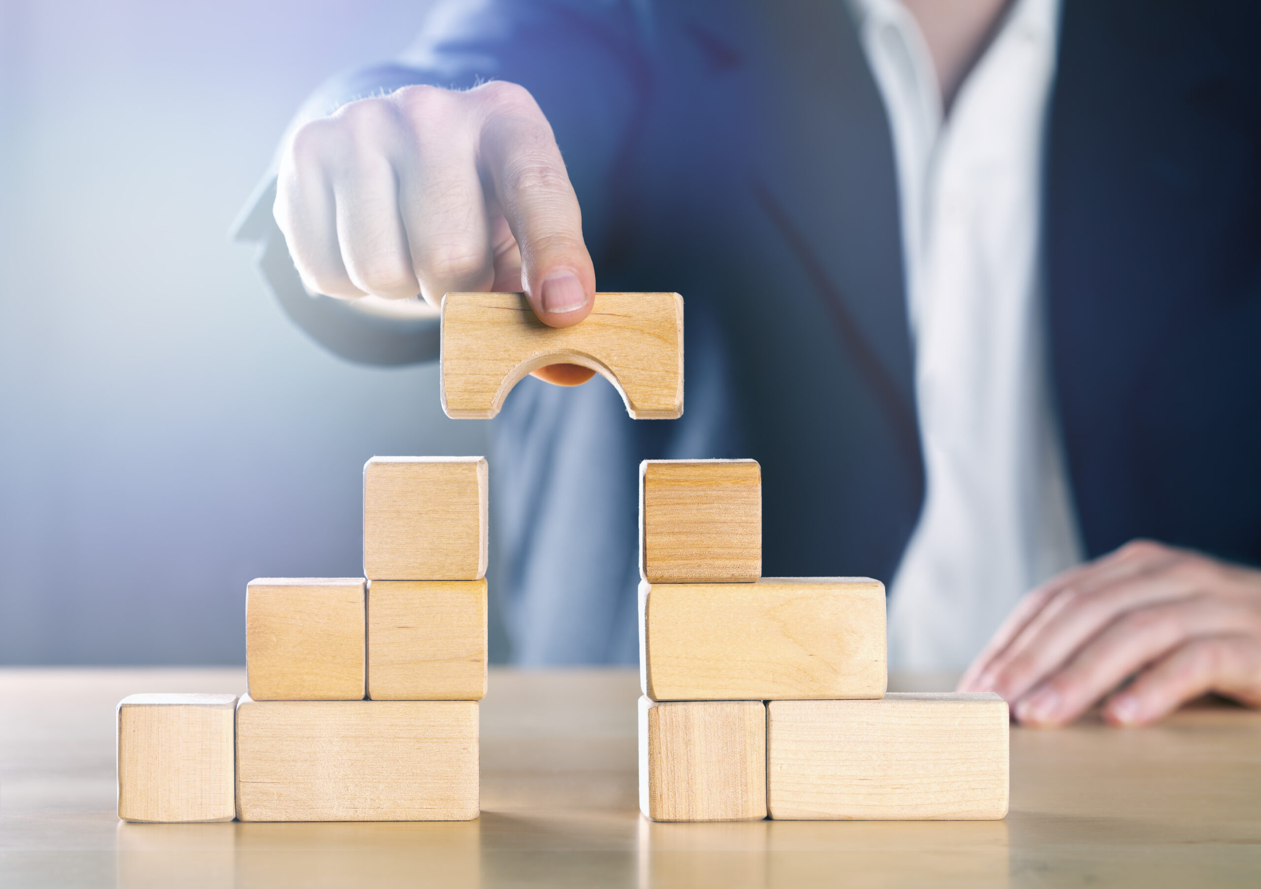 Baustein wird verbindend auf Türe gesetzt