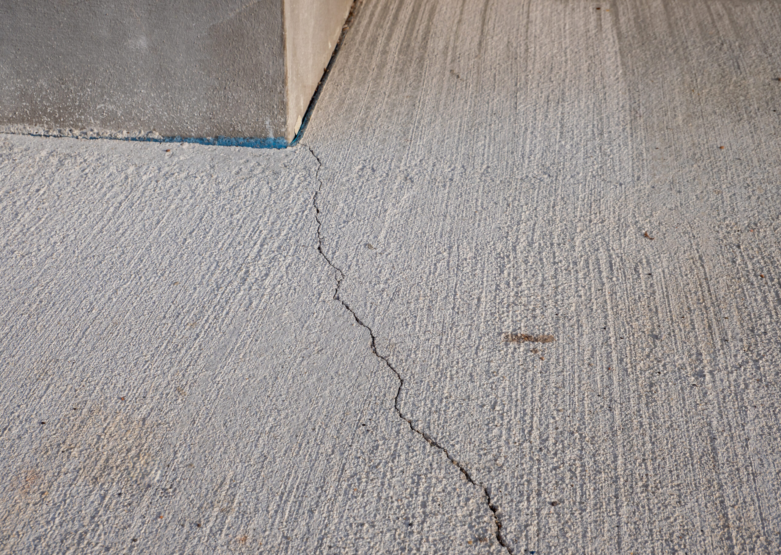 Riss im Boden als Bauschaden