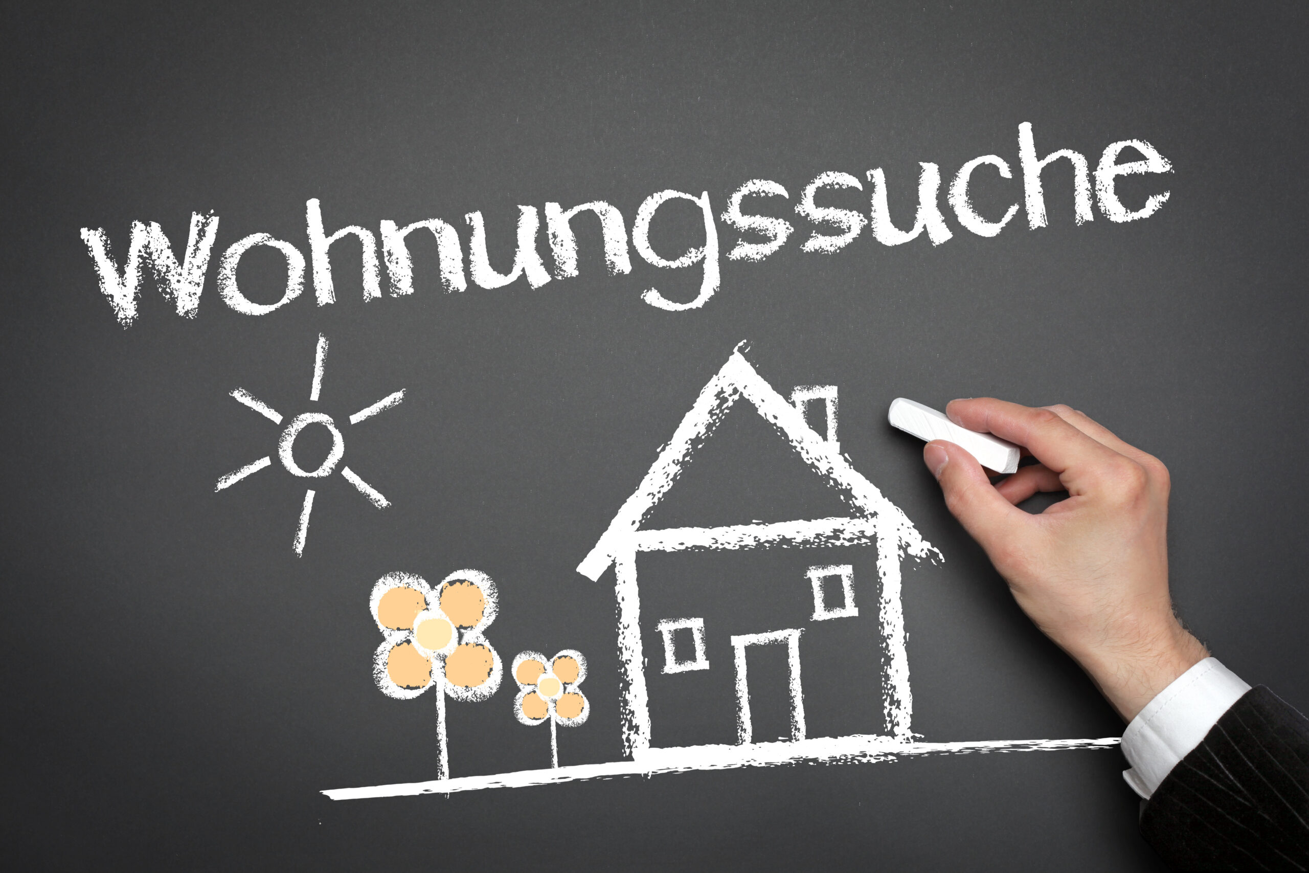 Schriftzug Wohnungssuche auf Tafel