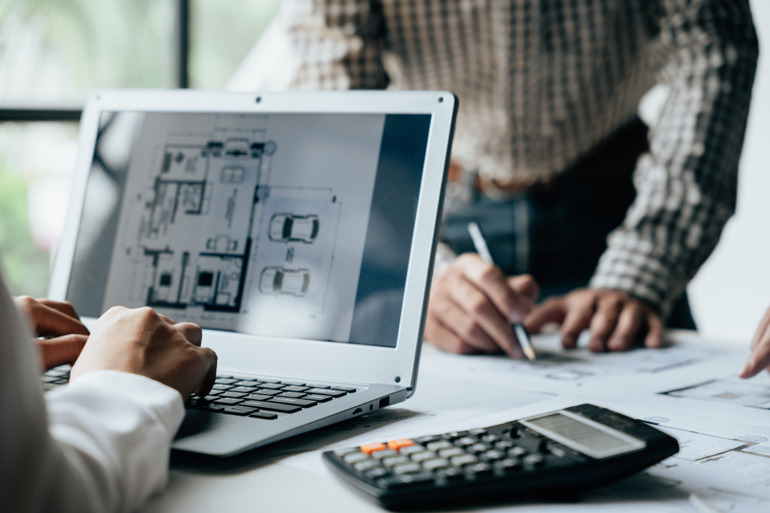 Grundriss geöffnet am Laptop