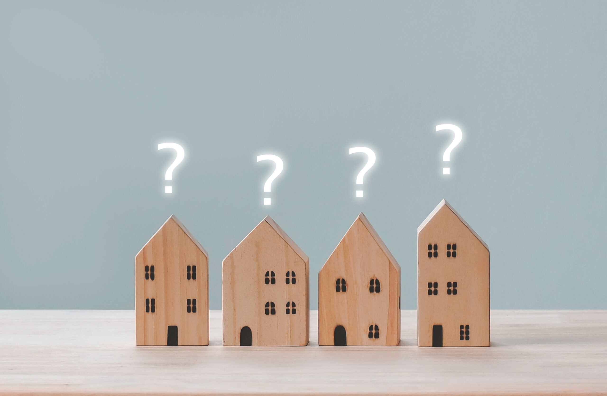 Fragezeichen über Modellhäusern