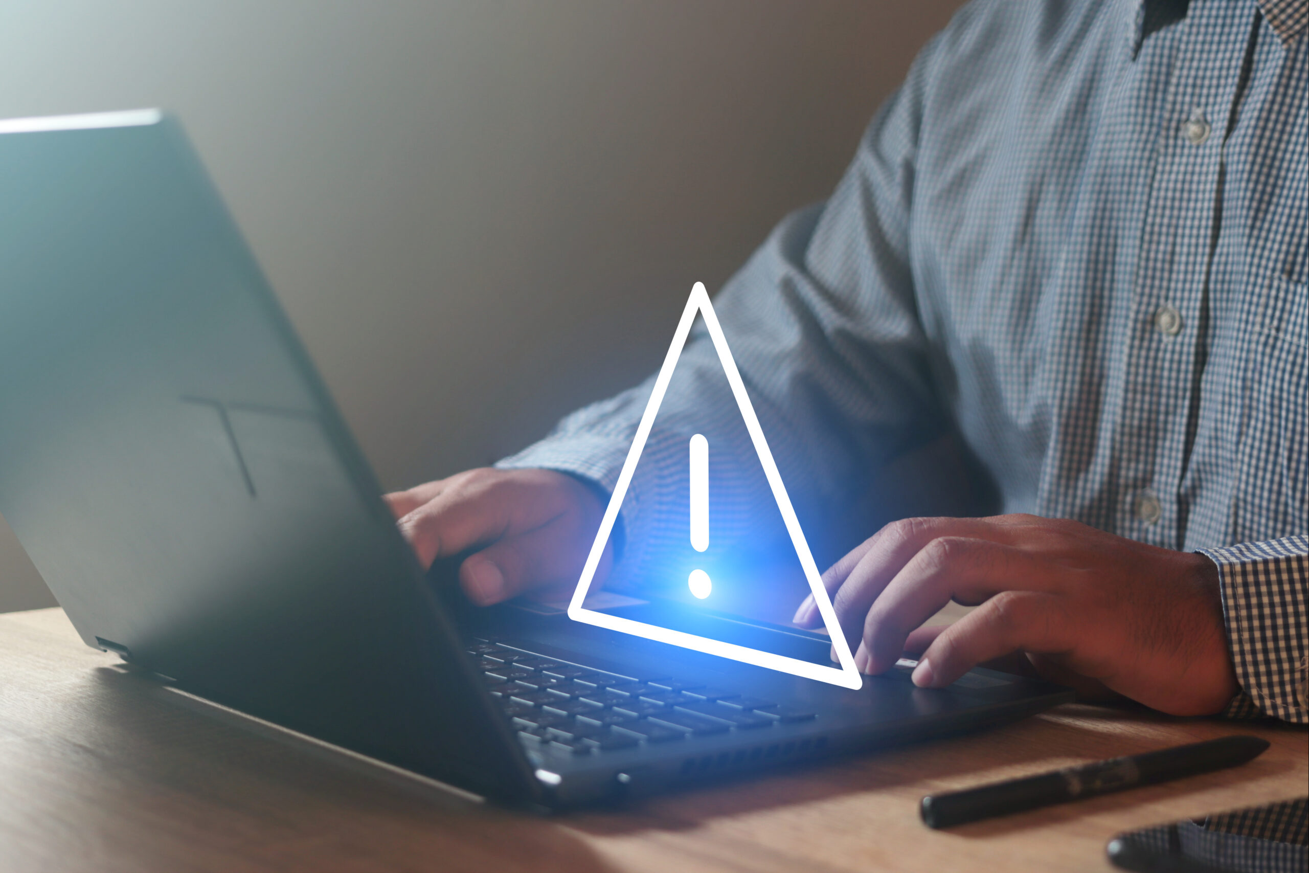 Warnung Dreieck am Laptop