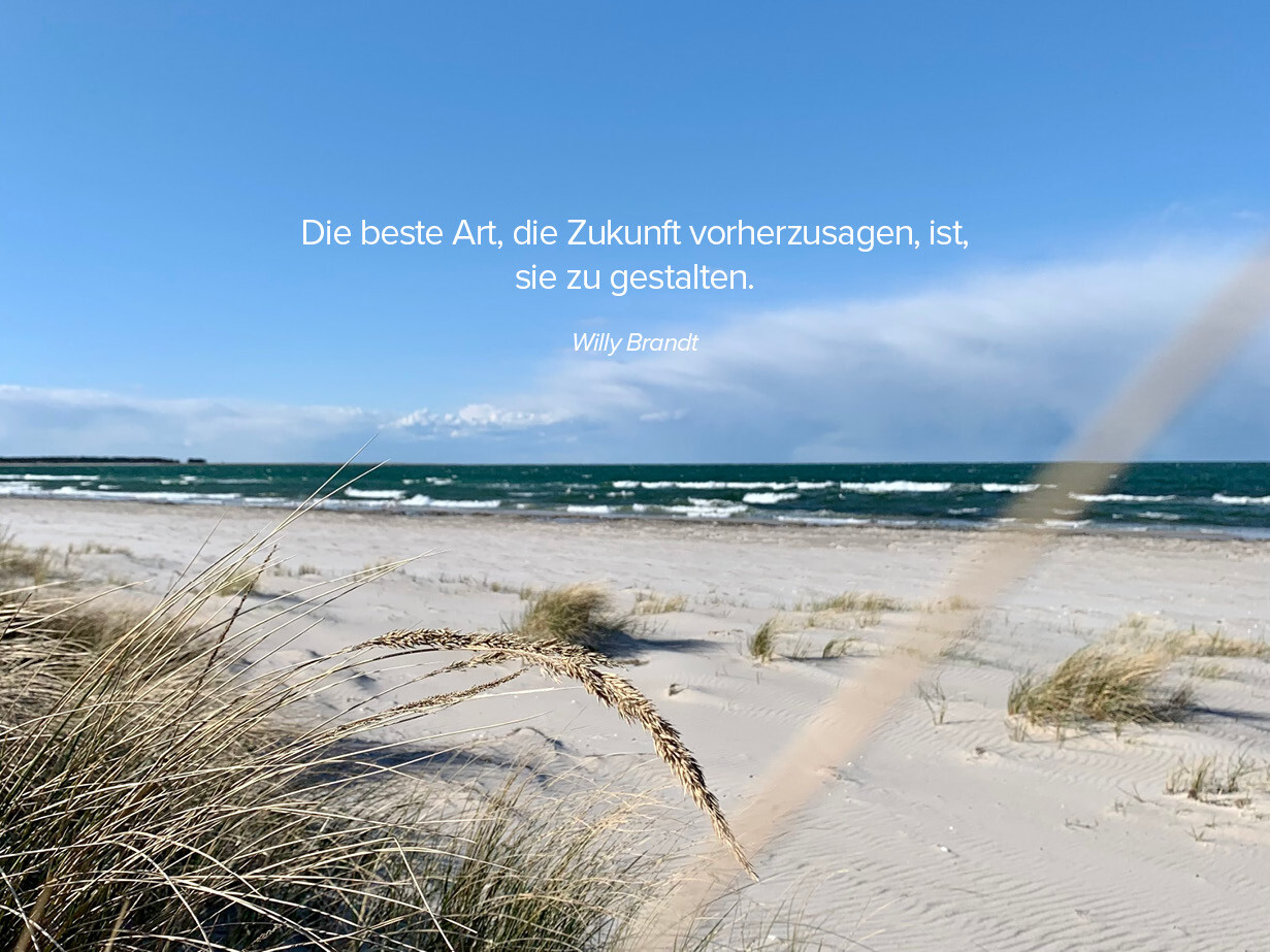 Ein Zitat von Willy Brandt, platziert auf einem Strandbild "Die beste Art, die Zukunft vorherzusagen, ist, sie zu gestalten."