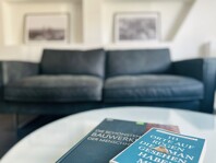Gemütliche Couch im Büro der Immobilienmakler von Meer.Ostsee Immobilien in Stralsund