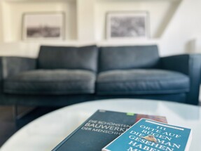 Gemütliche Couch im Büro der Immobilienmakler von Meer.Ostsee Immobilien in Stralsund