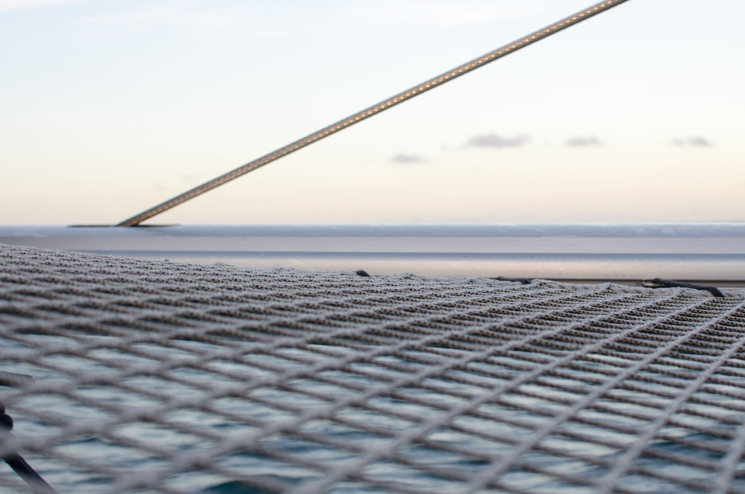 Eine Detailaufnahme eines Segelschiffes, im Sinne von "Die Segel setzen - Gemeinsam Kurs auf ein Ziel"