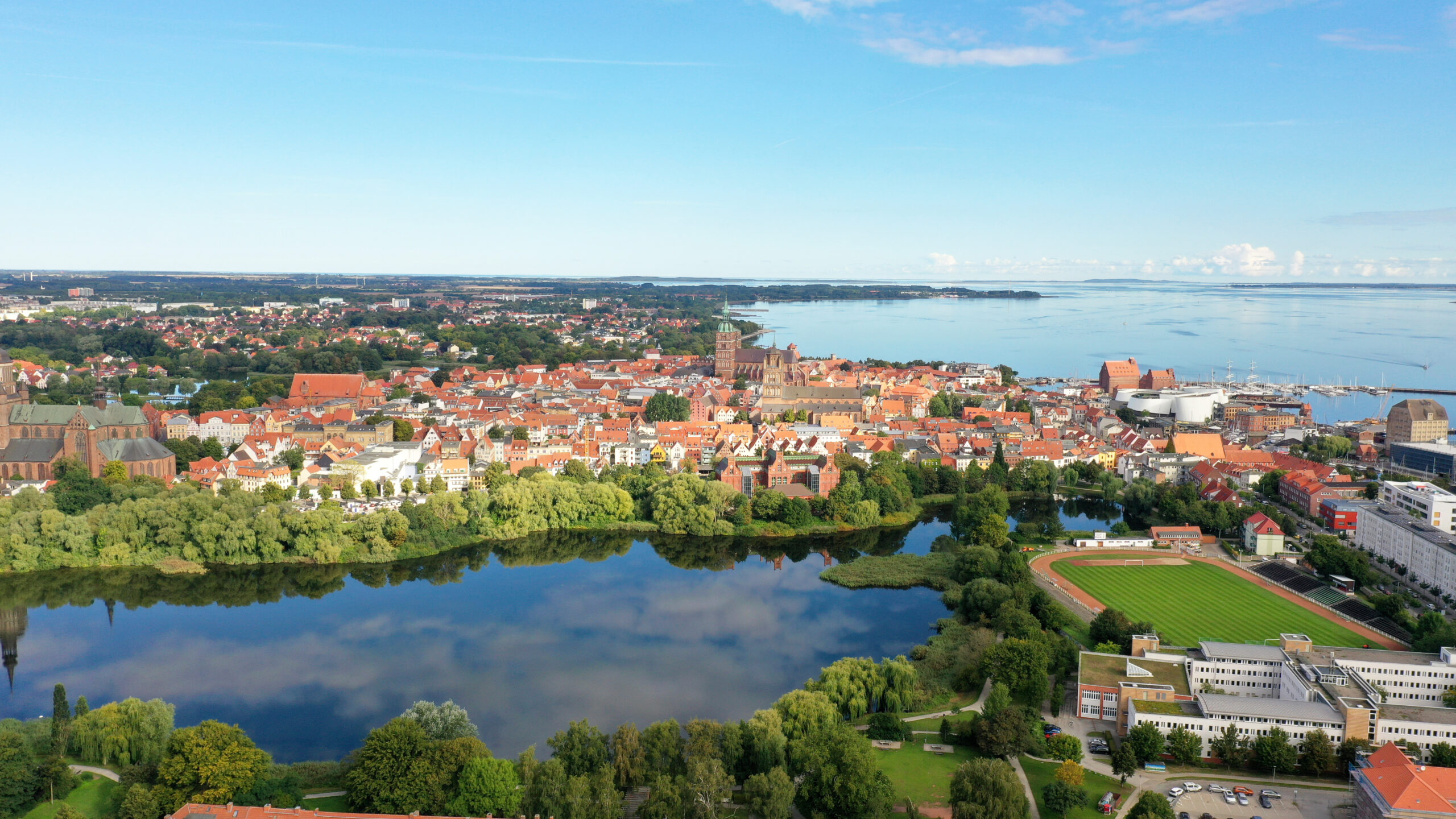 Blick über die Hansestadt Stralsund, Sitz der Meer.Ostsee Immobilien GmbH