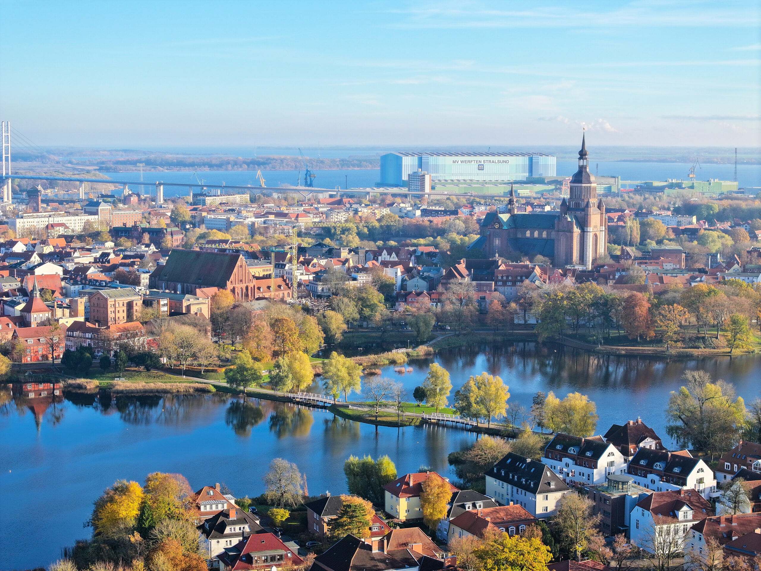 Drohnenaufnahme der Immobilienmakler, Blick über Stralsund, Marienkirche, Frankenteich und der MV Werft Stralsund
