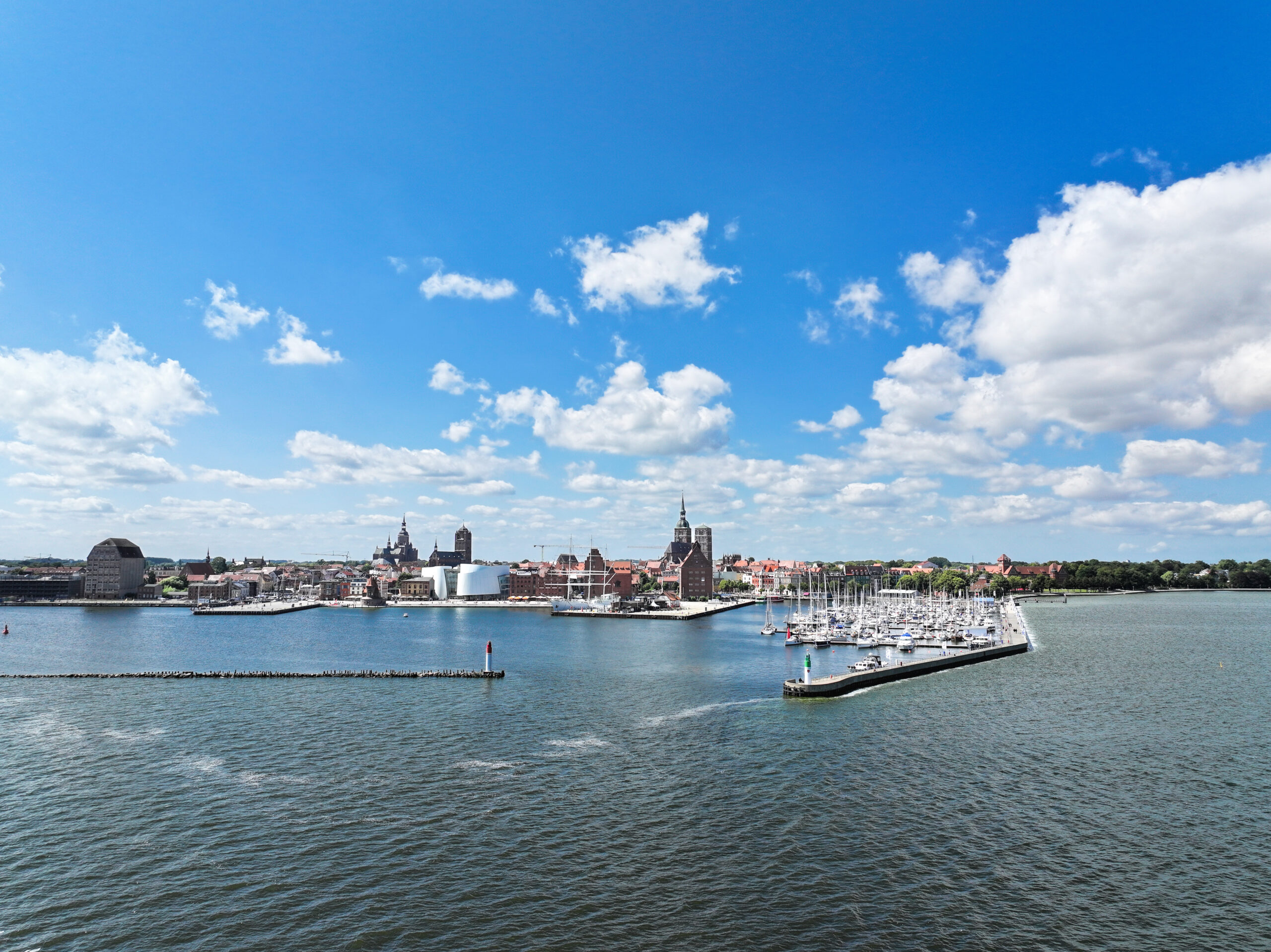 Drohnenaufnahme der Makler Meer.Ostsee Immobilien von Stralsund aus Richtung der Ostsee, Rügen