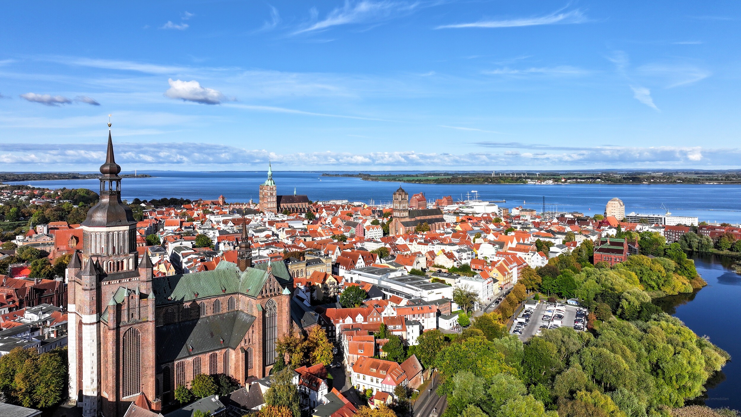 Hansestadt Stralsund aus Drohnenperspektive, Blick auf Marienkirche, Nikolaikirche und die Jakobi-Kirche