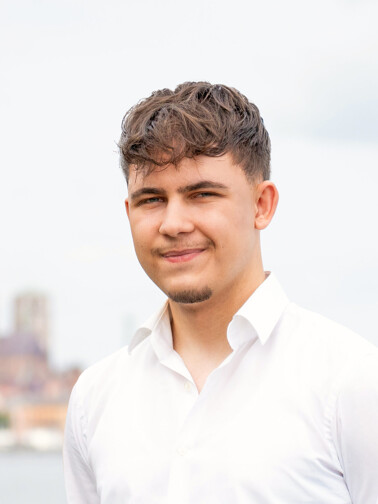 Auszubildender Immobilienkaufmann Emmanuel Antoniadis bei Meer.Ostsee Immobilien