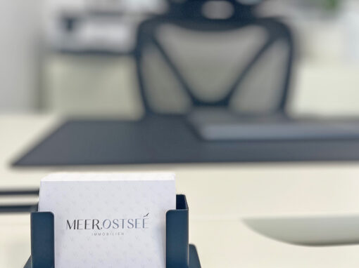 Visitenkarte von Meer.Ostsee Immobilien auf einem Schreibtisch im Büro im Frankendamm