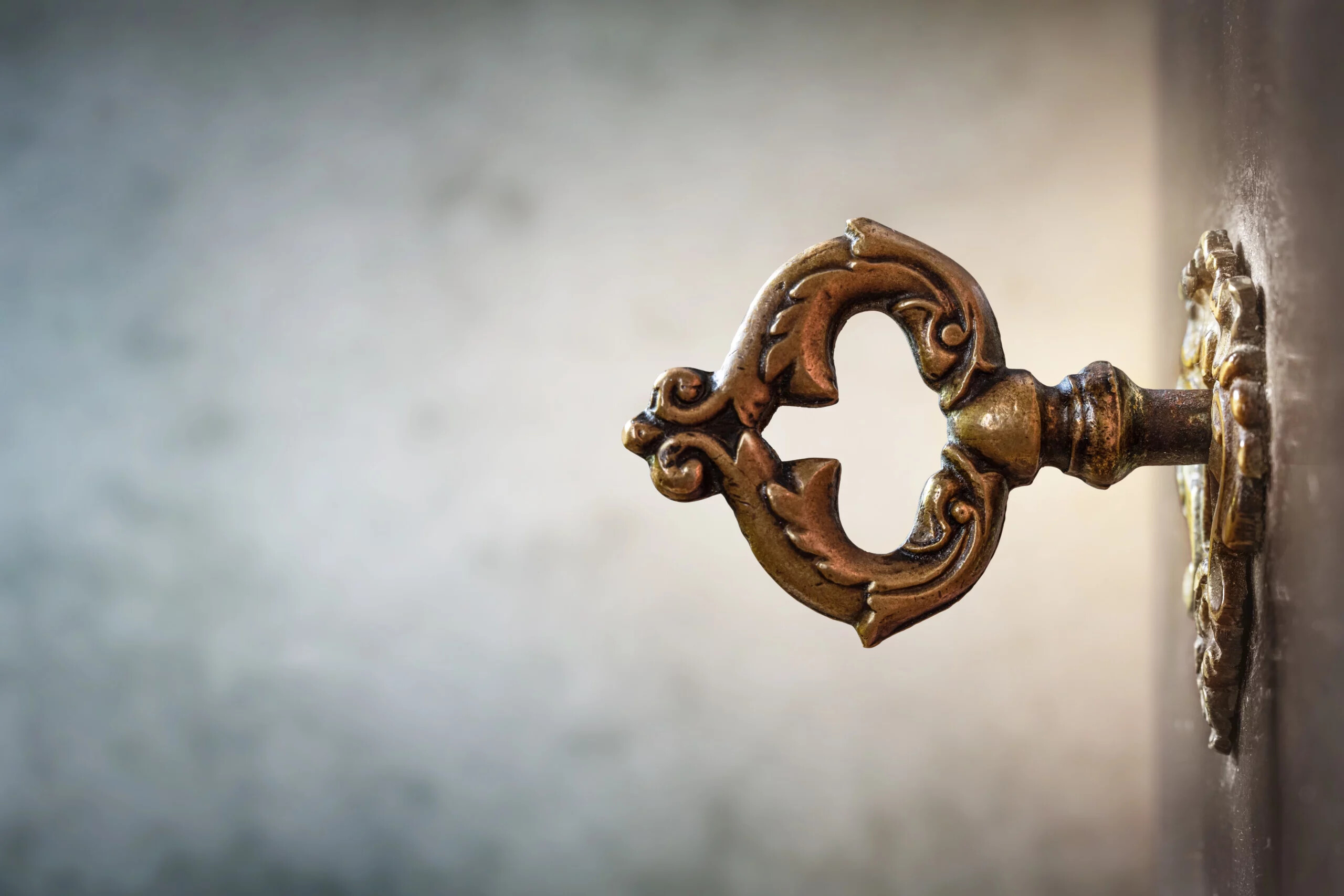 Antiker Schlüssel steckt im Schloss