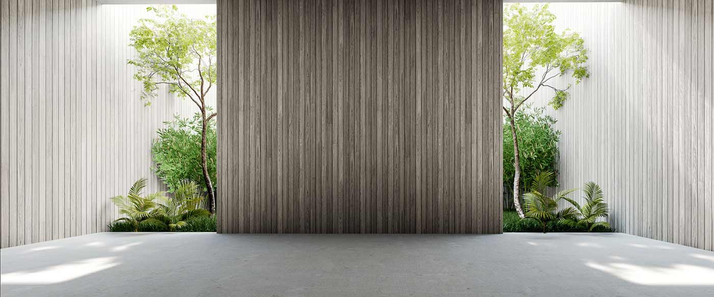 Minimalistischer Raum, Holzwand, Bäume und Pflanzen durch Öffnungen.