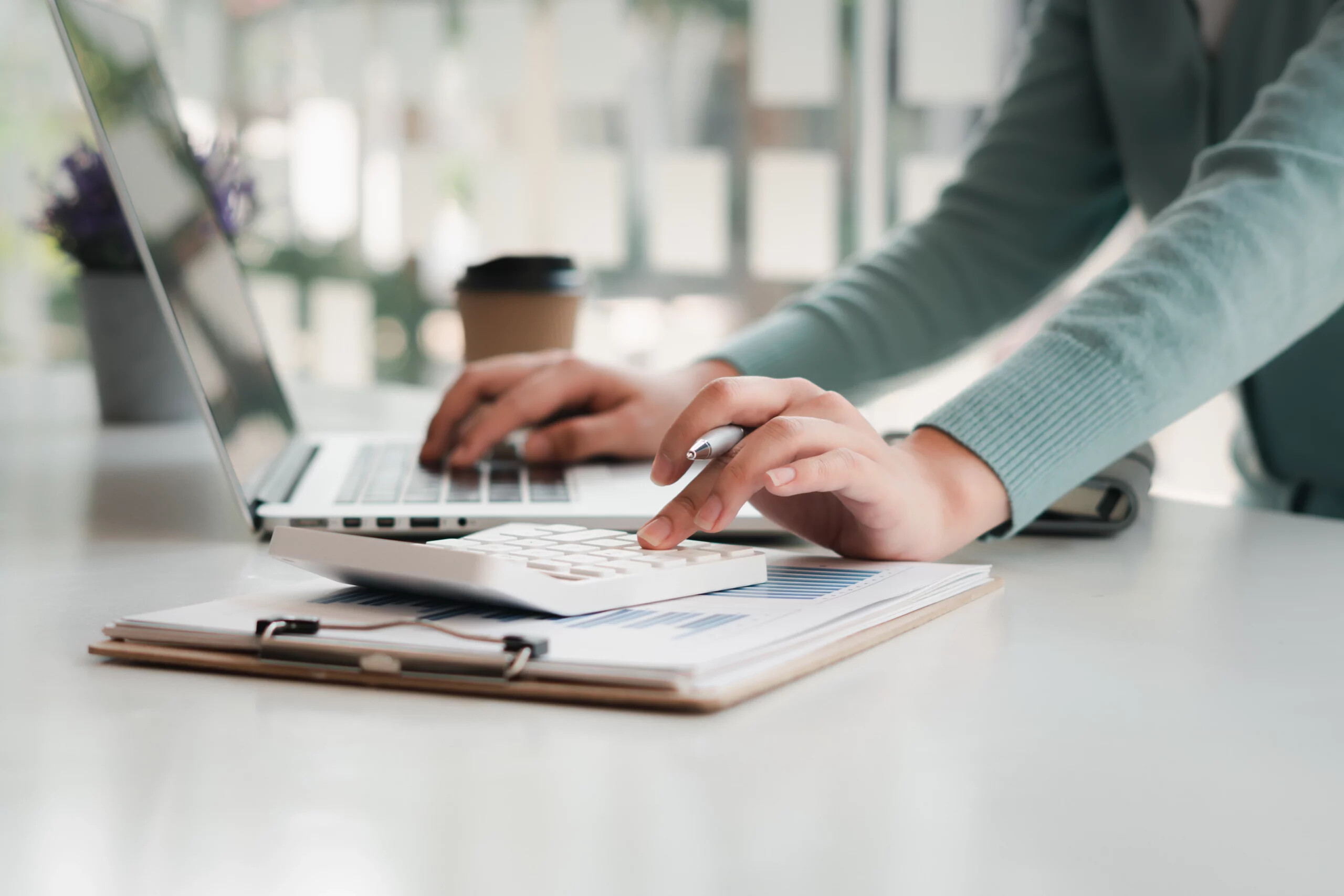 Taschenrechner neben Laptop