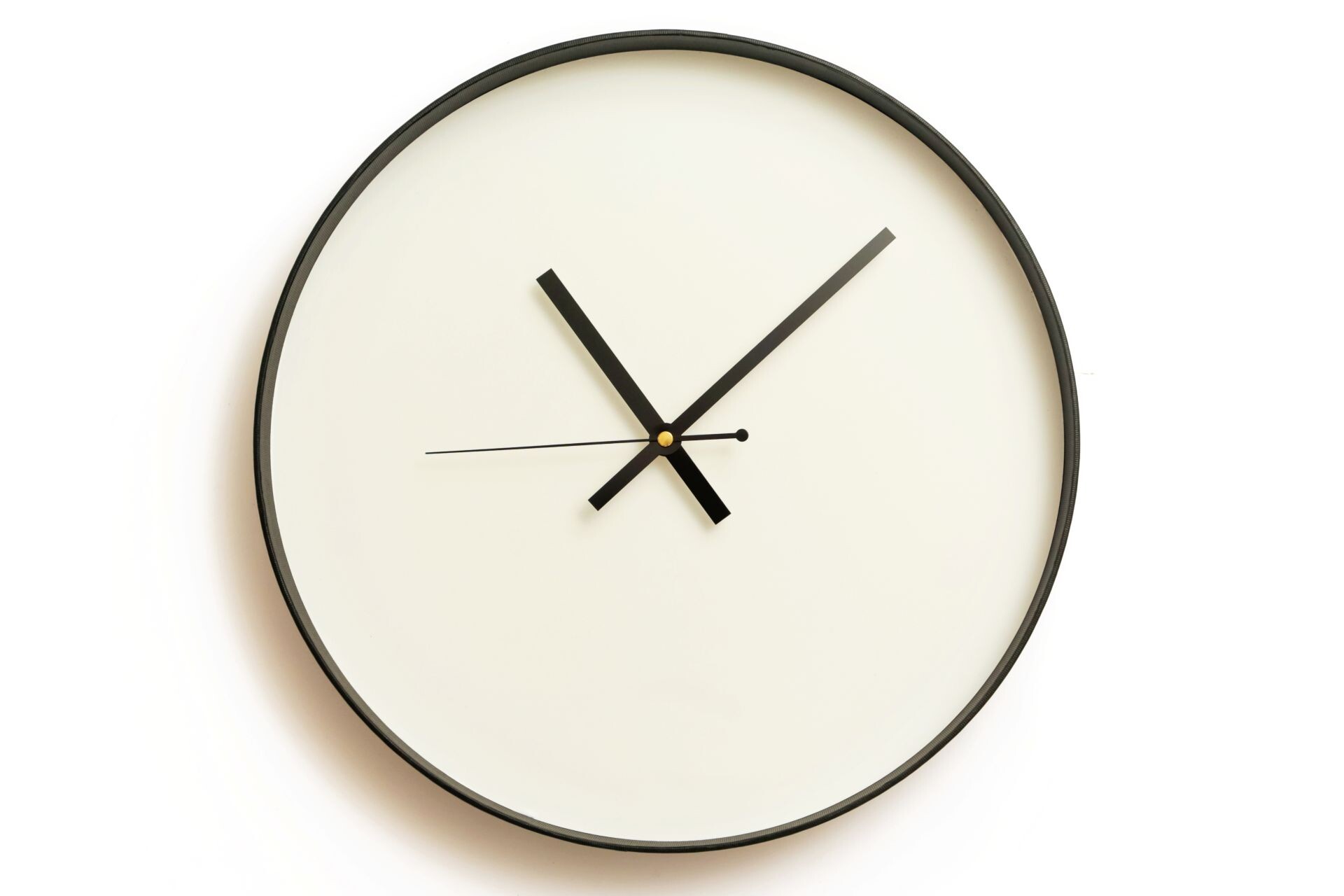 Minimalistische Wanduhr mit schwarzem Zeiger, 10:10:17.
