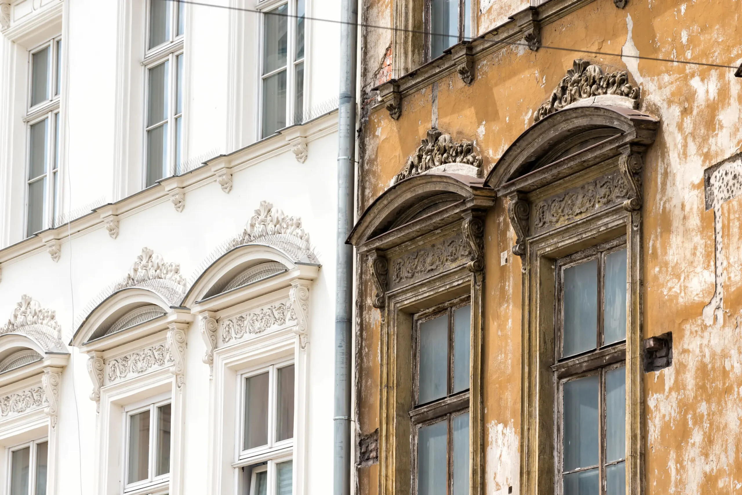 Modernisierte und alte Fassade eines historischen Gebäudes