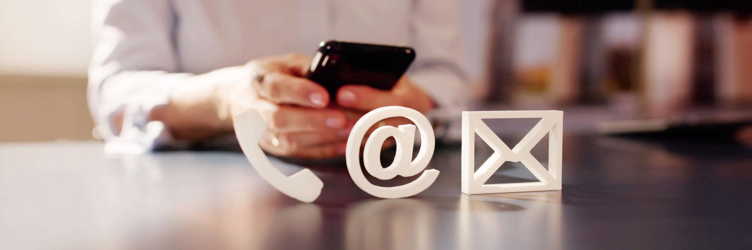 Kontaktieren Sie uns mit Telefon, E-Mail-Marketing und Social Media-Icon.