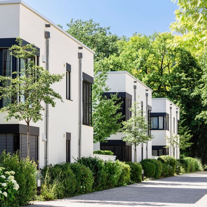 Moderne Wohnhaussiedlung, schön begrünt.