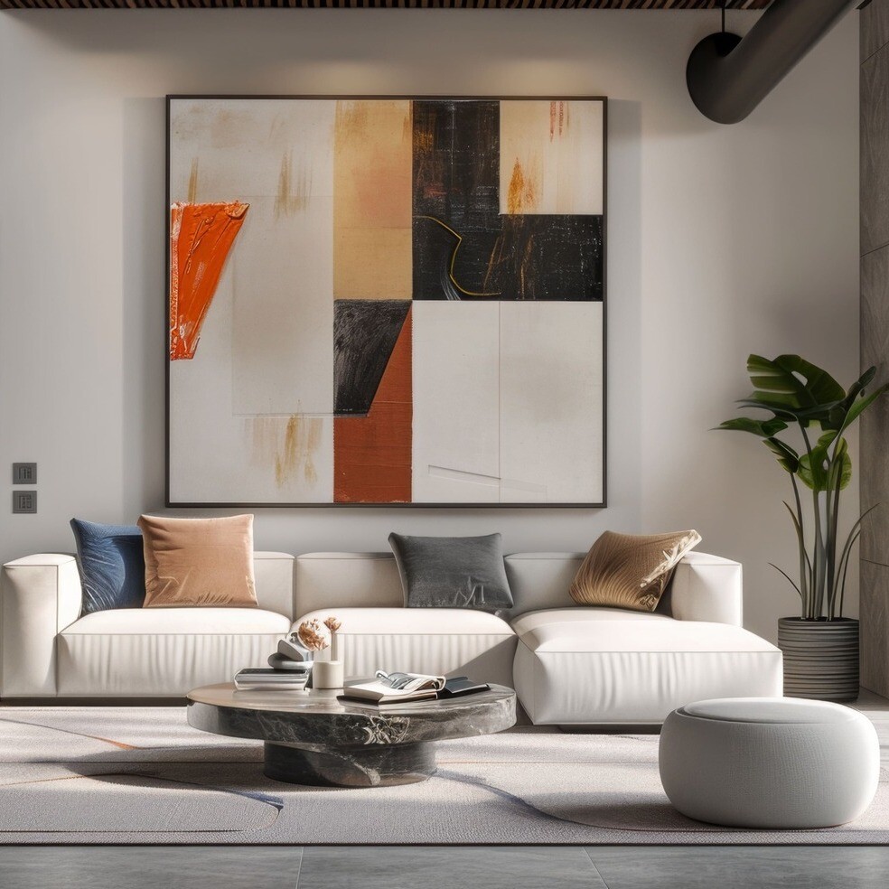 Modernes Wohnzimmer mit einer hellen Couch und einem großen Gemälde darüber.