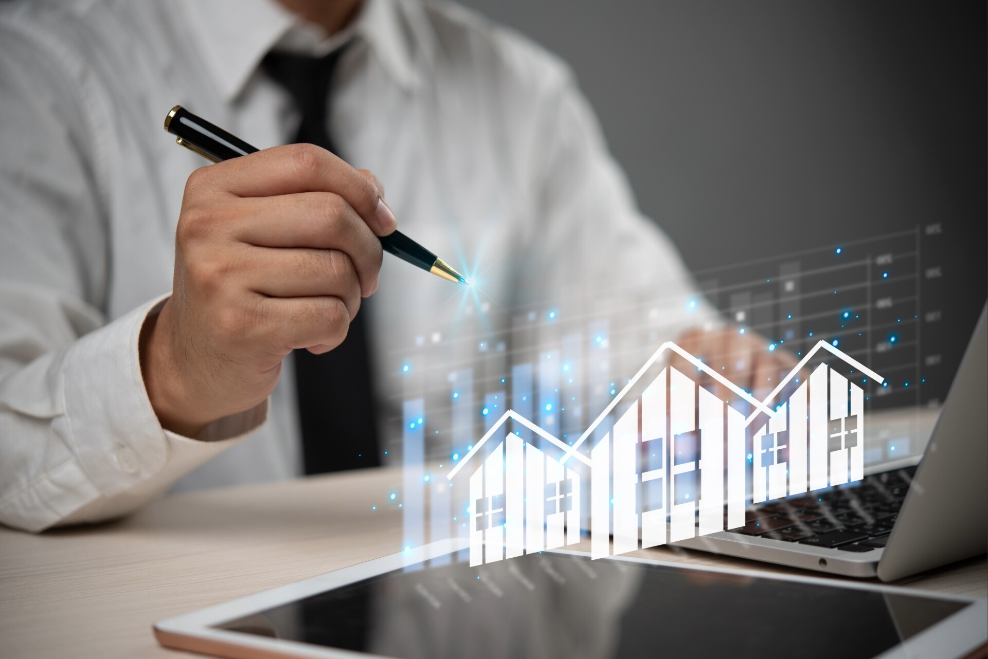 Ein Geschäftsmann analysiert steigende Immobilienpreise und Marktdaten auf einem digitalen Chart.