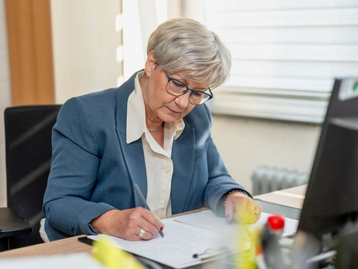 Immobilienmaklerin bei der Immobilienbewertung