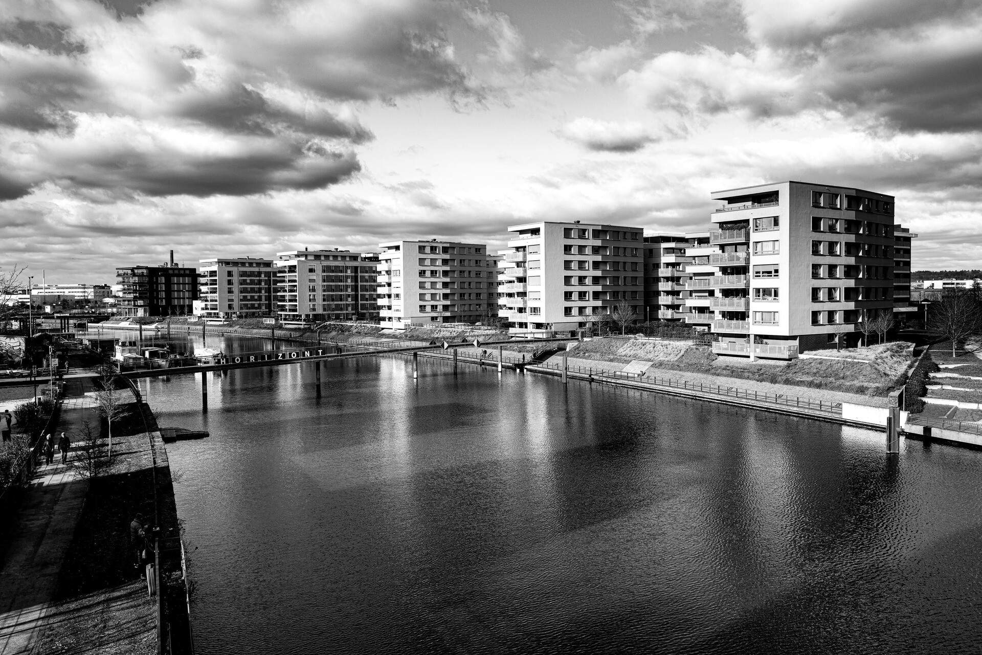 Blick auf moderne Wohnhäuser von einem Fluss aus