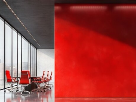 Modernes Büro mit roter Wand
