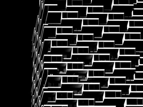 Dunkle Fassade mit Lichtstreifen