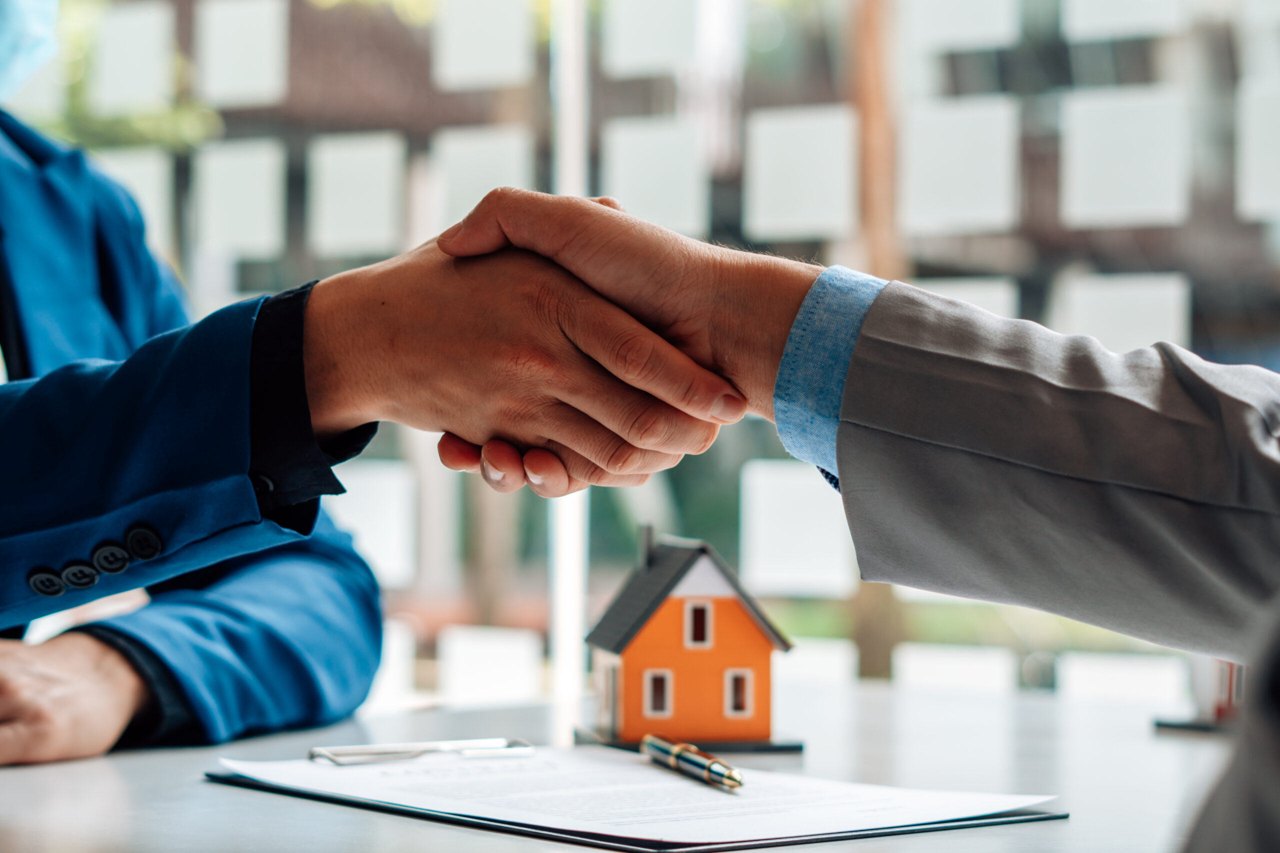Handschlag beim Immobilienverkauf