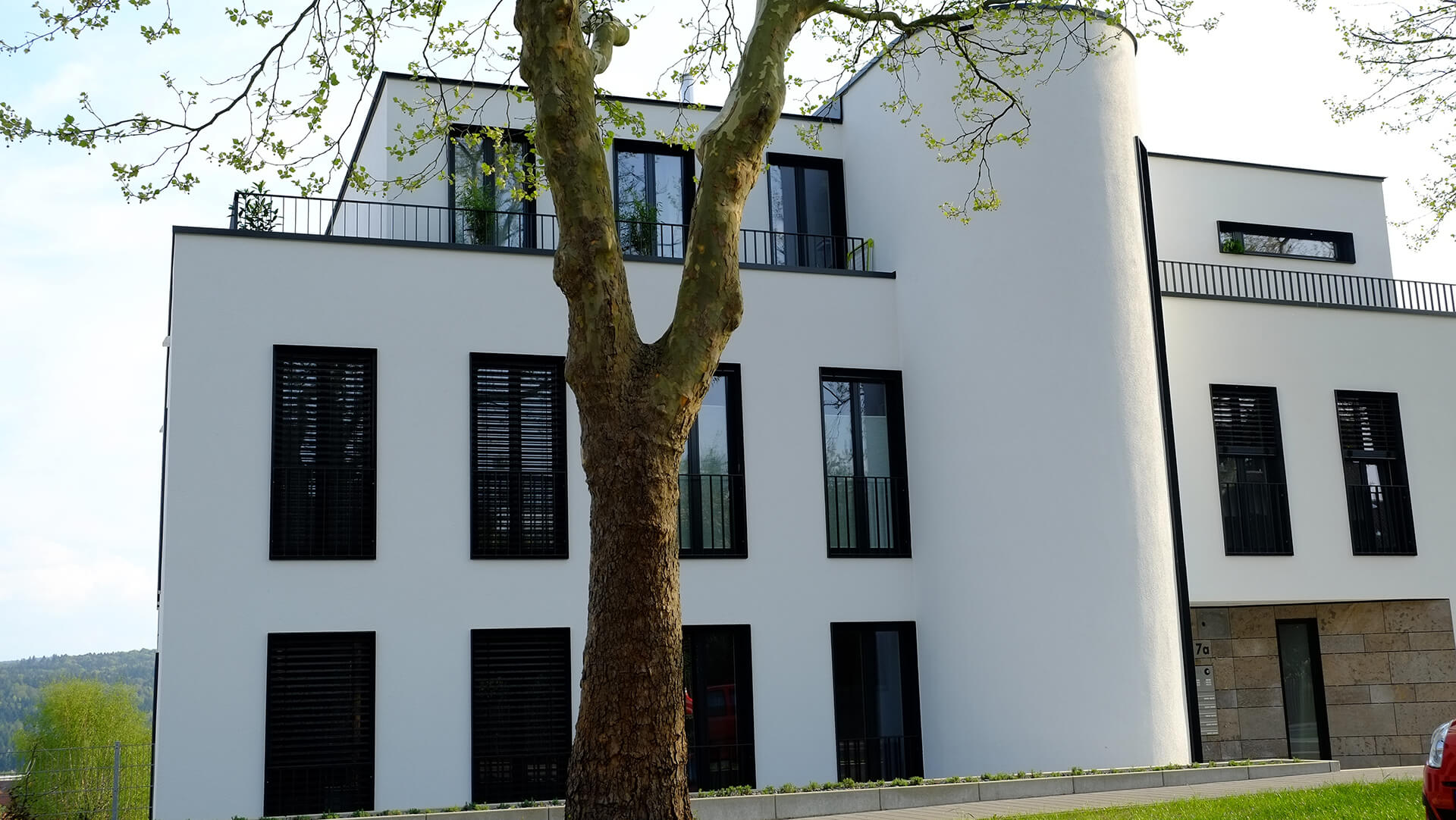 Modernes Mehrfamilienhaus mit Wohnungen als Kapitalanlage