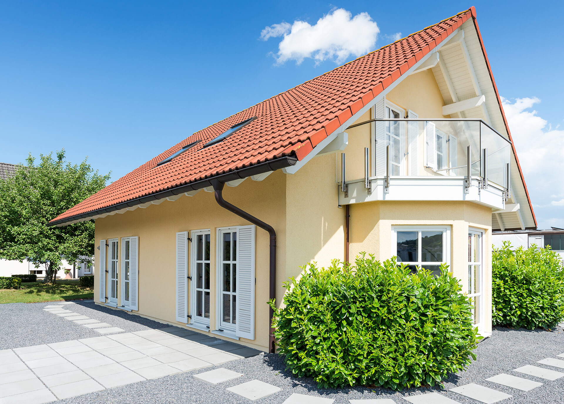 Modernes Einfamilienhaus mit Kiesweg und gepflasterter Terrasse