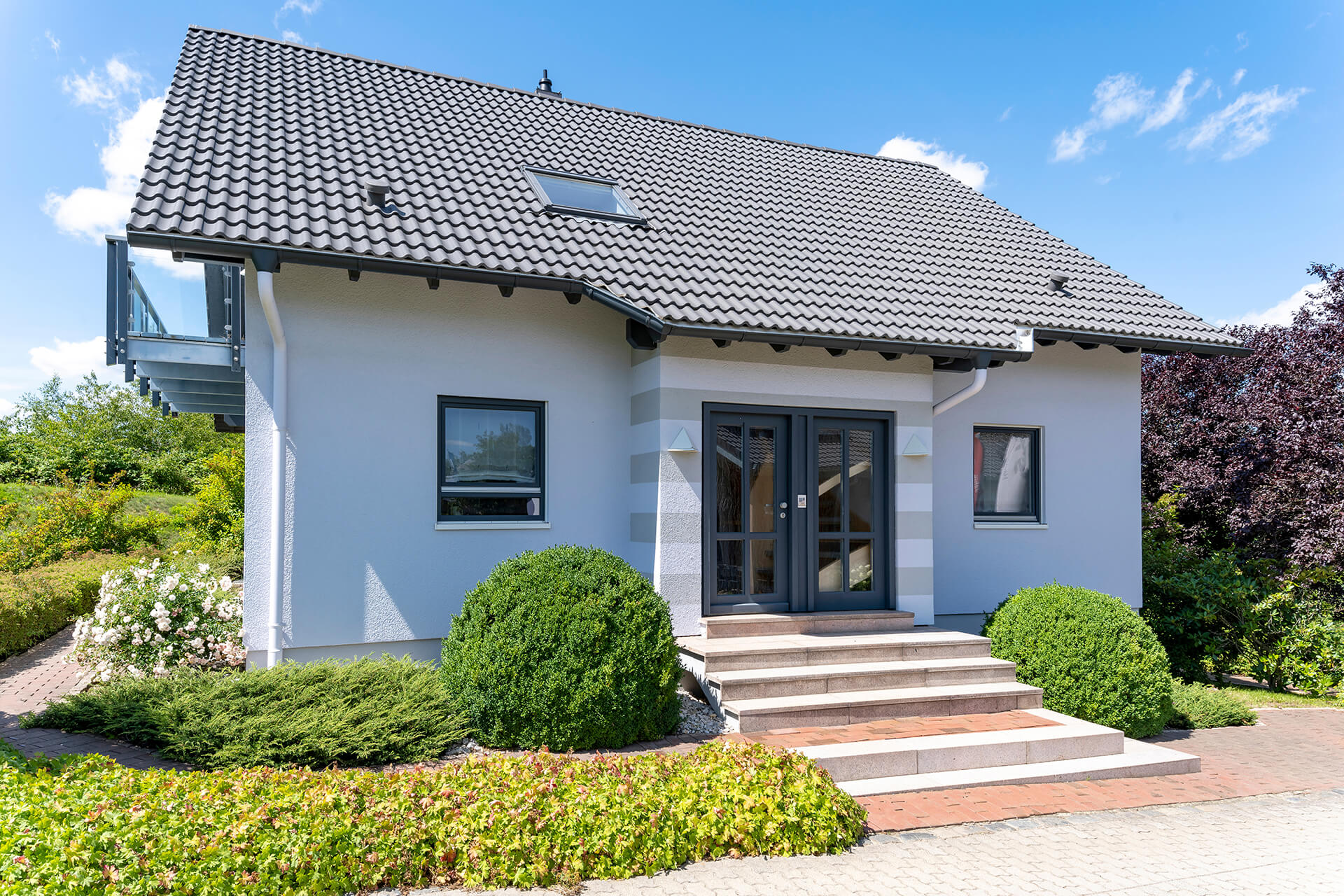 Modernes Einfamilienhaus mit Garten