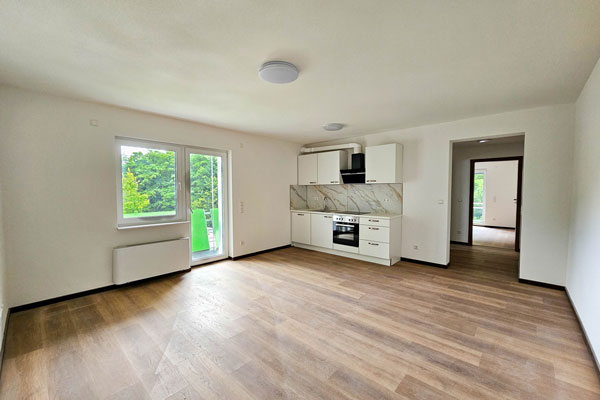 Leere Wohnung mit Einbauküche im Bauprojekt Bad Herrenalb