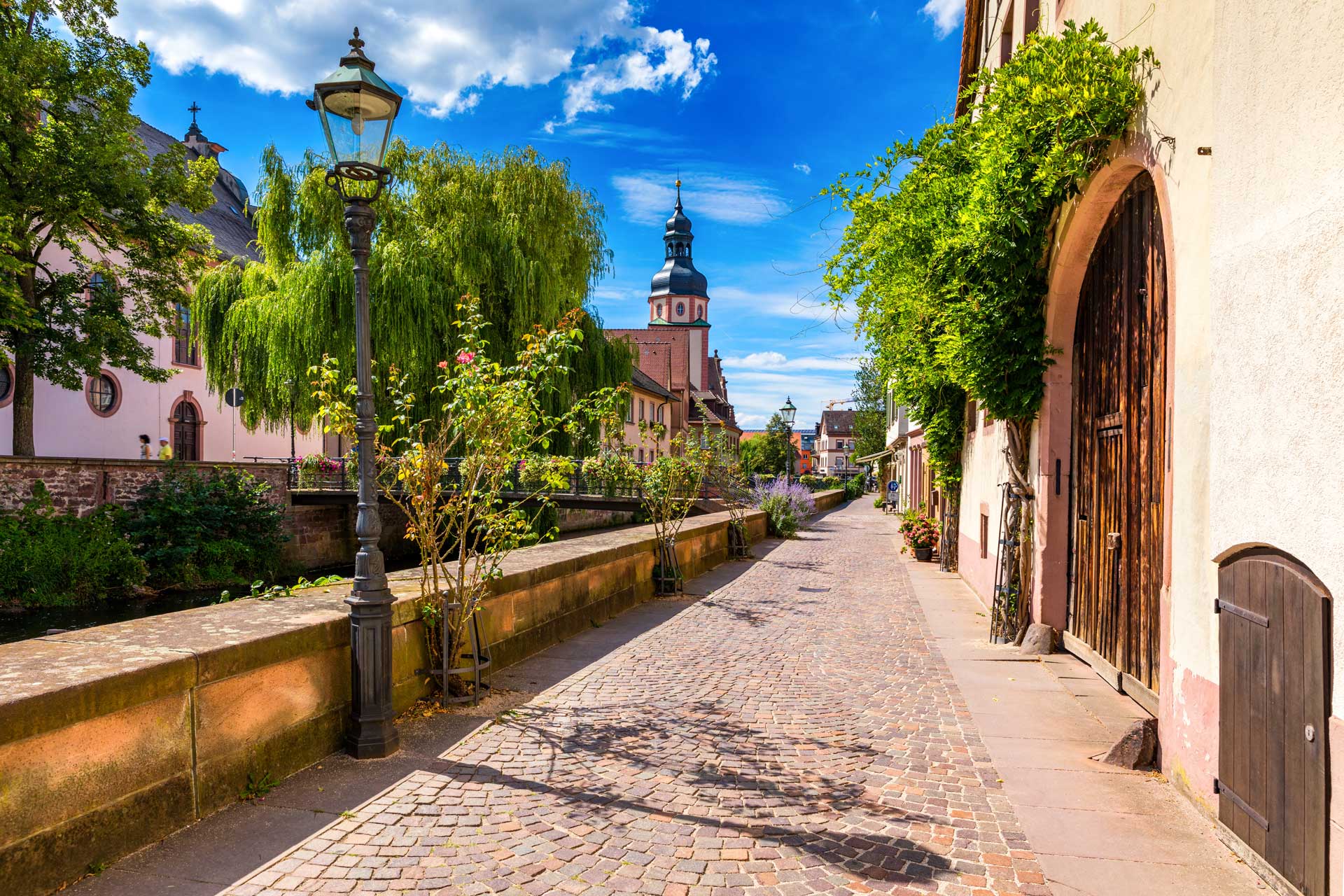Blick auf eine Straße mit älteren Häusern in Ettlingen