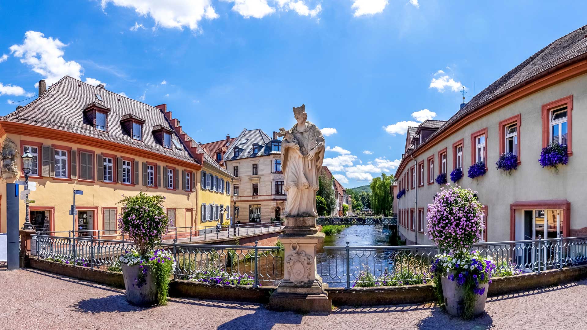 Brücken über dem Fluss Alb mit Wohnhäusern in Ettlingen, Albtal