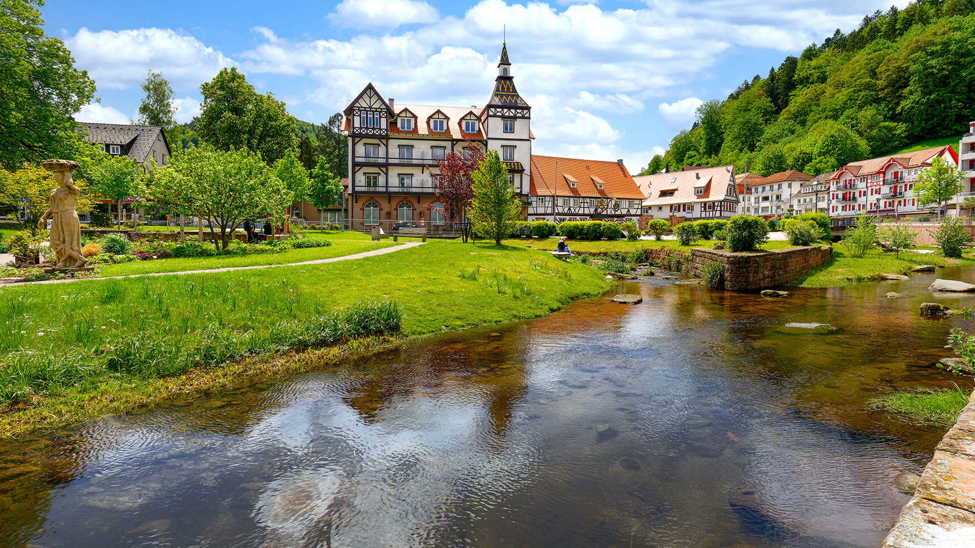 Wohnhäuser als Fluss in Bad Herrenalb, Landkreis Calw