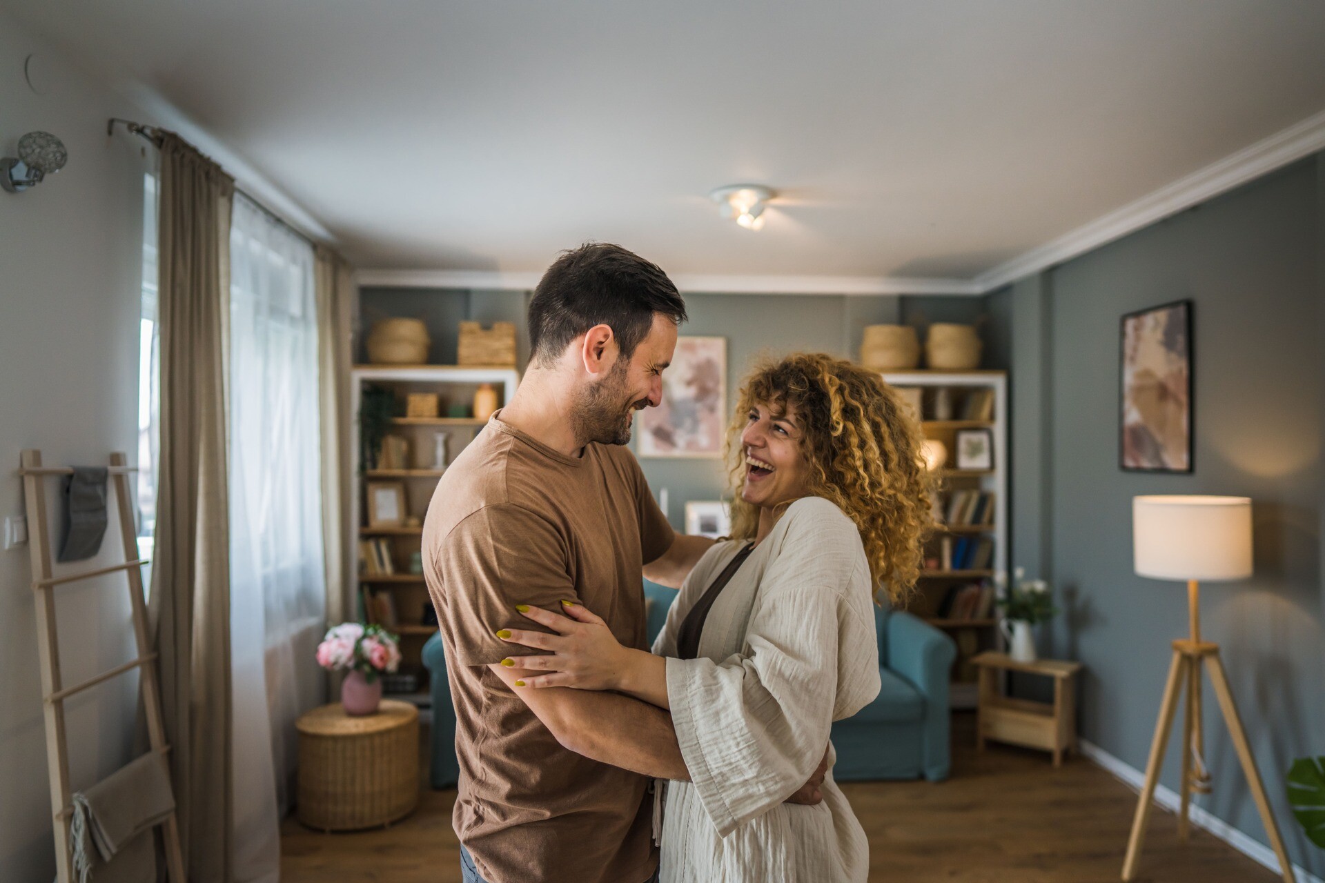 Glückliches Paar in neuer Wohnung