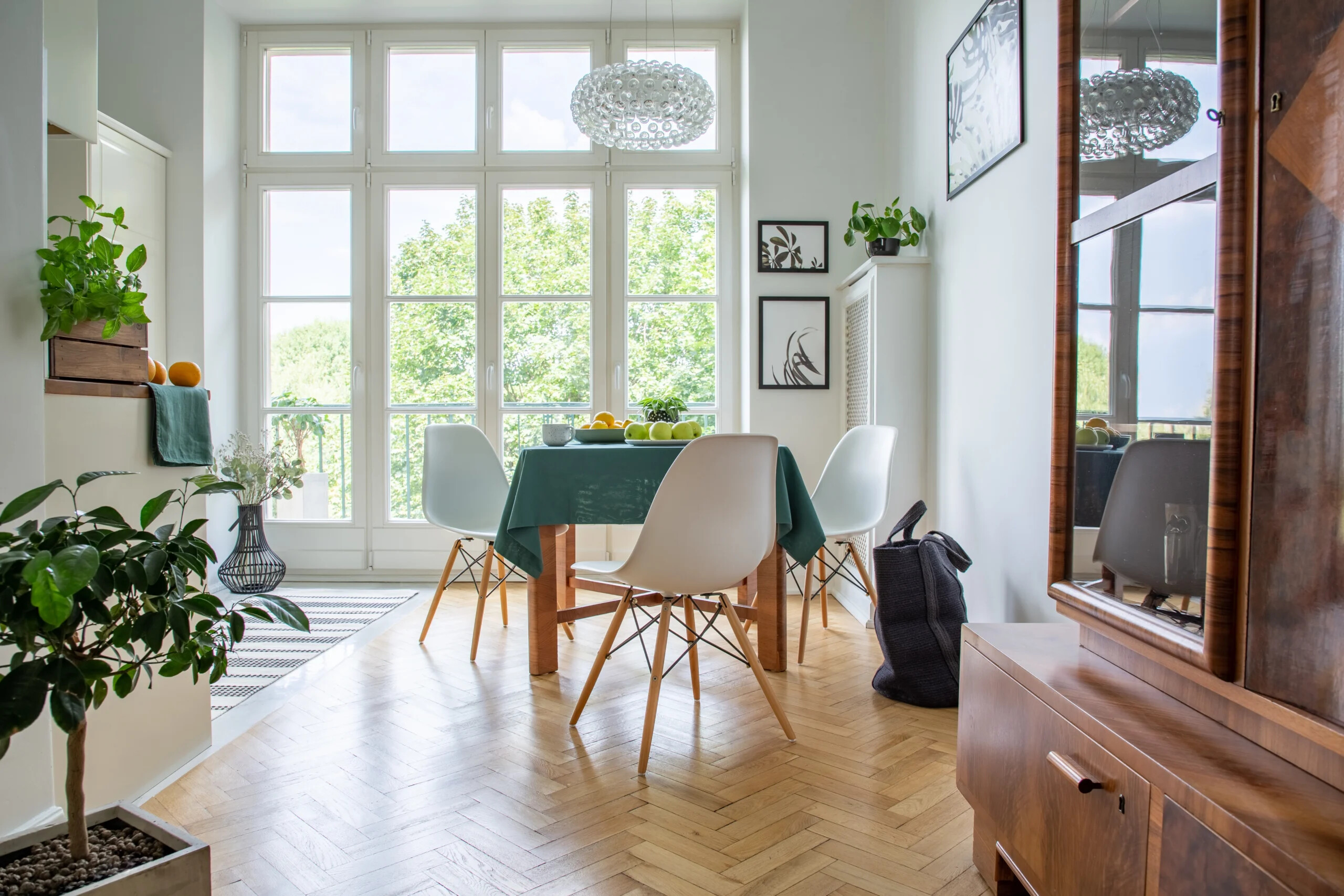 Essbereich in einer Wohnung mit großen Fenstern