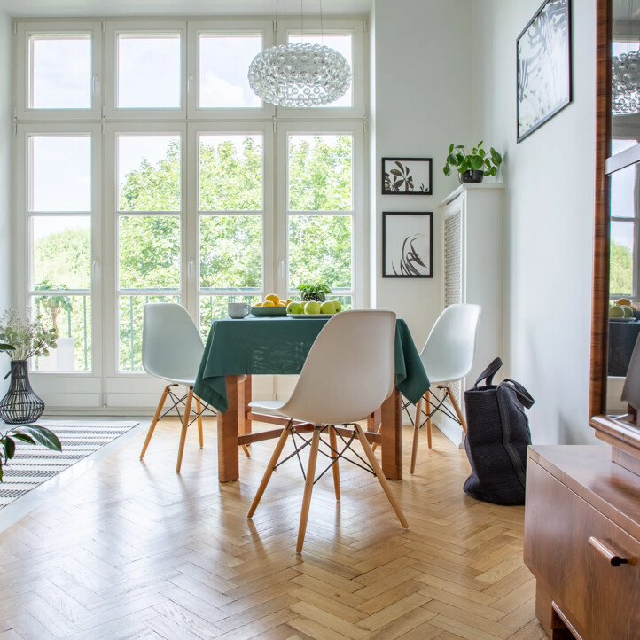 Essbereich in einer Wohnung mit großen Fenstern