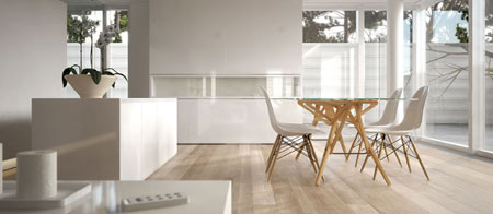 Minimalistischer Essbereich mit Glastisch, vier weißen Stühlen, Holzböden und großen Fenstern, die viel natürliches Licht hereinlassen.