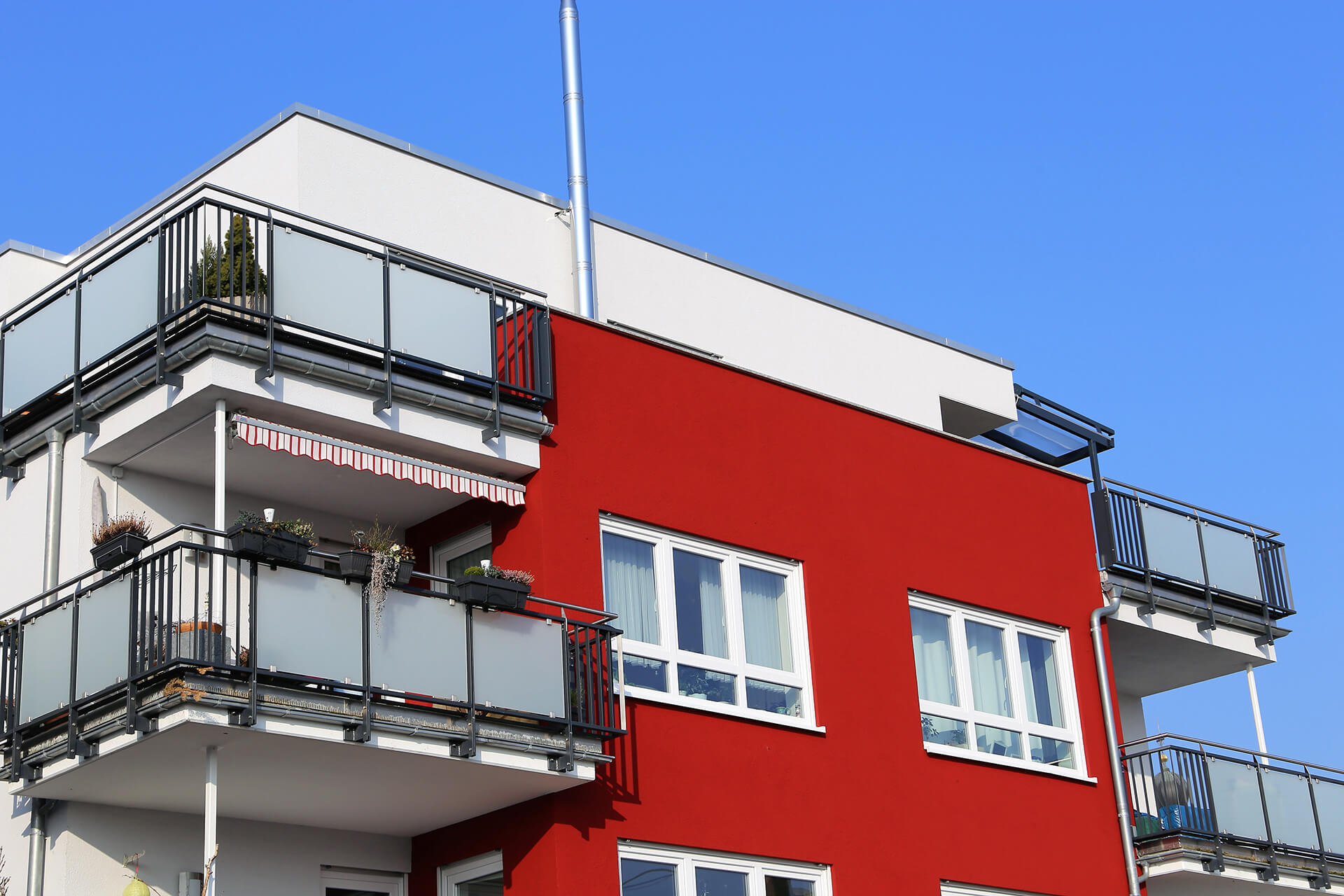 Ein modernes Wohnaus mit Balkonen