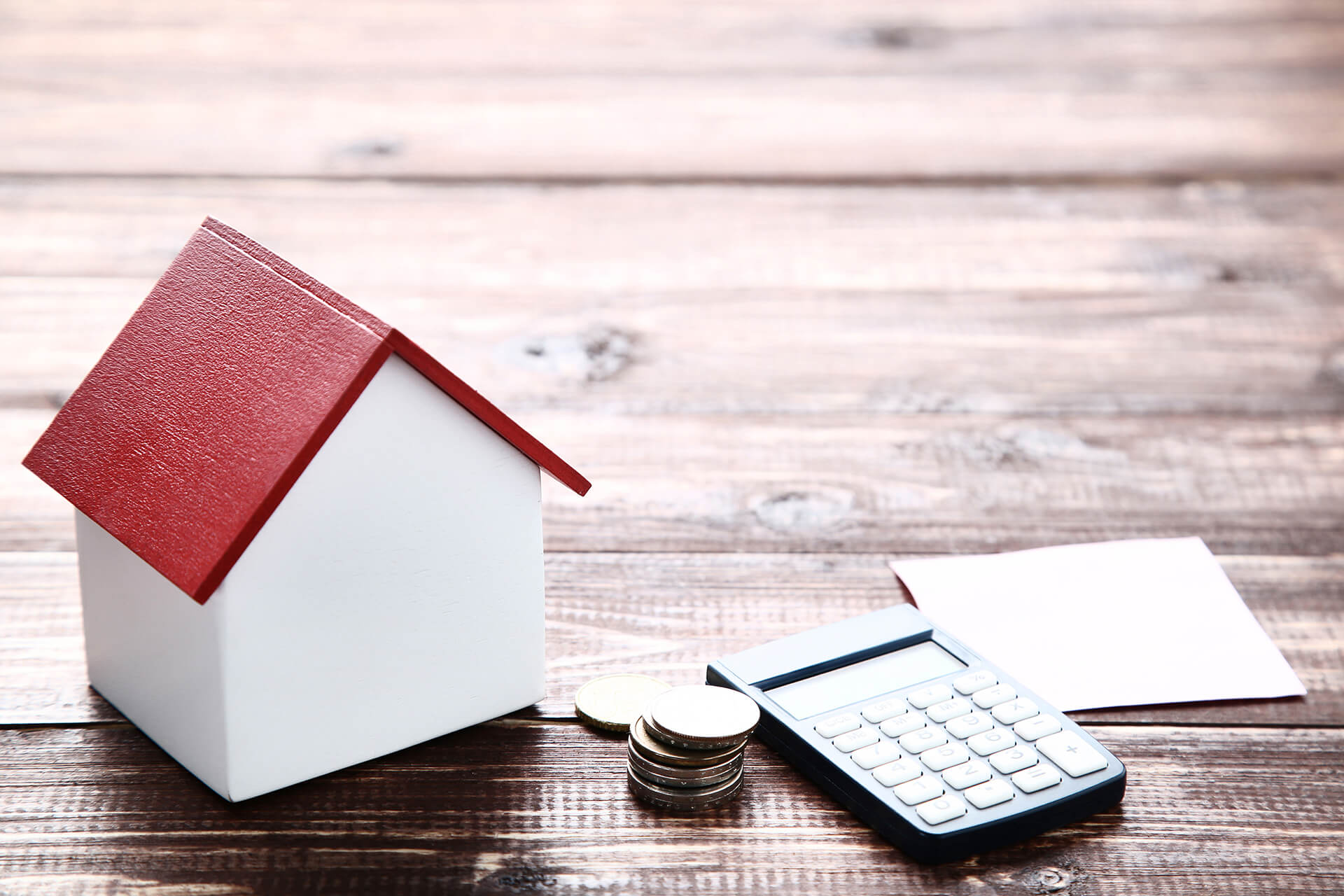 Modelhaus, Münzen und Taschenrechner