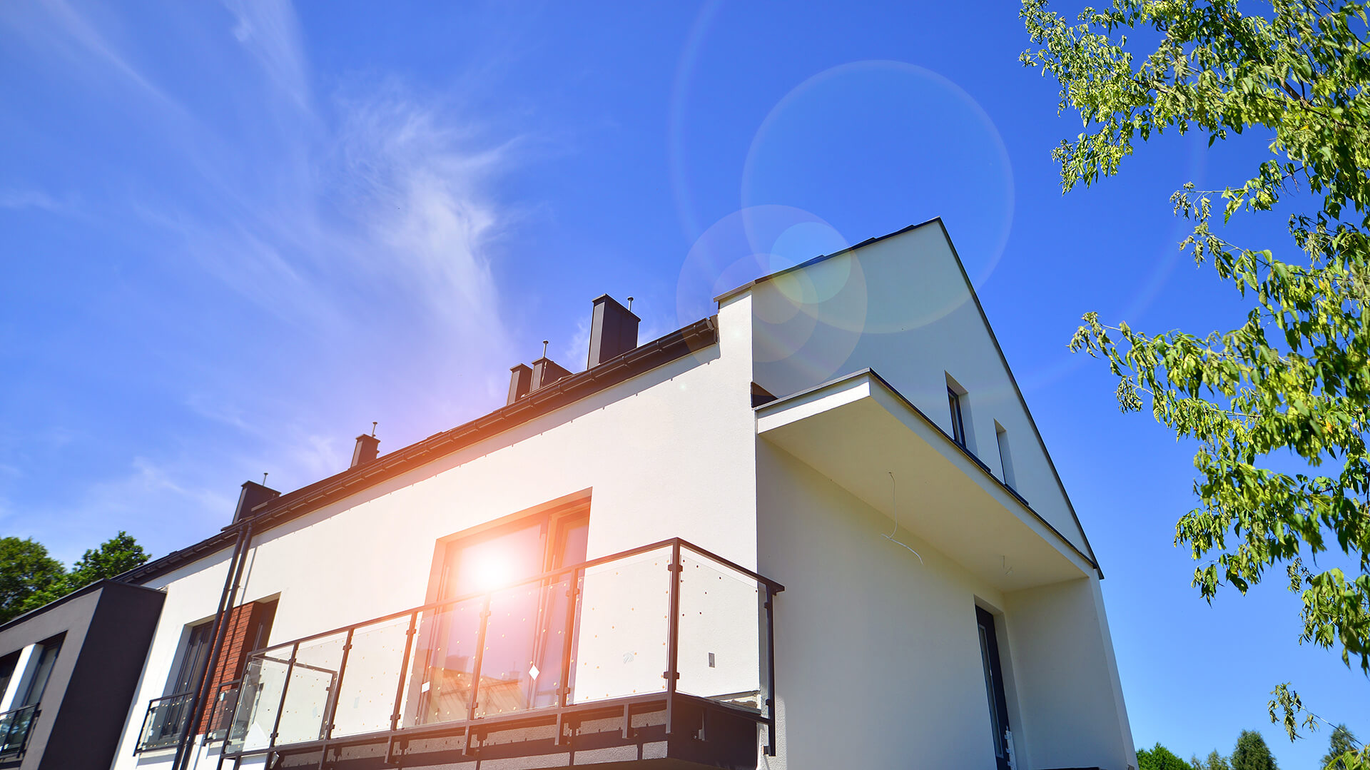 Neubau unter blauem Himmel
