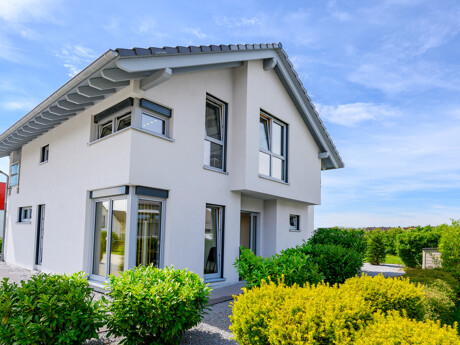 Modernes Einfamilienhaus in weiß mit Vorgarten